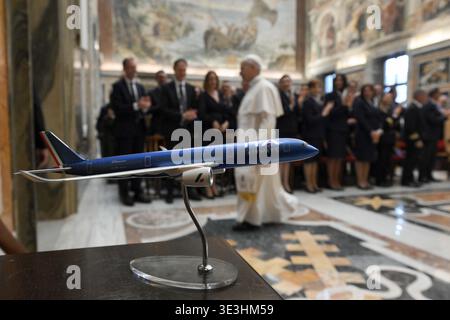 Vatikan, Vatikan. März 2026. **NO LIBRI** Italien, Rom, Vatikan, 23.03.2026.Papst Leo XIV. Hält ein privates Treffen mit Führern und Mitarbeitern von Ita Airways im Vatikan ab Foto von VATIKANISCHEN MEDIEN /Catholic Press Photo Credit: Independent Photo Agency/Alamy Live News Stockfoto