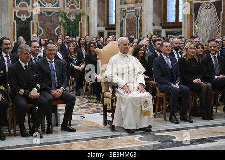 Vatikan, Vatikan. März 2026. **NO LIBRI** Italien, Rom, Vatikan, 23.03.2026.Papst Leo XIV. Hält ein privates Treffen mit Führern und Mitarbeitern von Ita Airways im Vatikan ab Foto von VATIKANISCHEN MEDIEN /Catholic Press Photo Credit: Independent Photo Agency/Alamy Live News Stockfoto