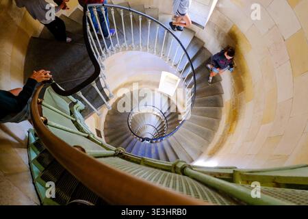 Ile de Re, Frankreich - 2. August 2025 - die Wendeltreppe am Leuchtturm Phare des Baleines an der Nordspitze der Ile de Re bei La Rochelle. Stockfoto