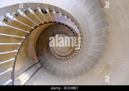 Ile de Re, Frankreich - 2. August 2025 - die Wendeltreppe am Leuchtturm Phare des Baleines an der Nordspitze der Ile de Re bei La Rochelle. Stockfoto
