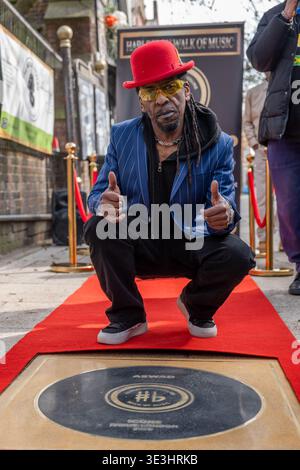 Eine Reihe von Reggaekünstlern haben an der Enthüllung dieser Steine teilgenommen, wobei jeder seinen Beitrag zur britischen Reggaemusik und ihre tiefe Verbindung zu Harlesden ehrt – sei es als Ort, an dem er lebte, schuf oder kulturell mitgestaltete. Die Initiative würdigt den nachhaltigen Einfluss des Bezirks auf den Klang und das Vermächtnis des britischen Reggae und markiert ihn dauerhaft in den Straßen, in denen er geboren und gepflegt wurde. Stockfoto
