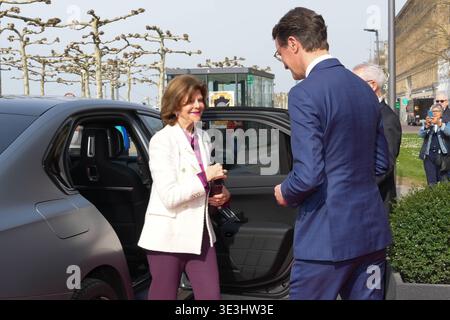 NRW Ministerpraesident Wuest begruesst Koenigin Silvia von Schweden NRW Ministerpraesident Hendrik Wuest empfaengt Koenigin Silvia von Schweden in der NRW Staatskanzlei in, Düsseldorf, 23.03.2026 Düsseldorf NRW Deutschland *** NRW Ministerpräsident Wuest begrüßt Königin Silvia von Schweden NRW Staatsprämister Hendrik Wuest empfängt Königin Silvia von Schweden im NRW Landeskanzleramt NRW in Düsseldorf, 23 03 2026 NRW NRW NRW NRW NRW NRW NRW NRW NRW NRW NRW NRW Landeskanzlei von Schweden NRW Stockfoto