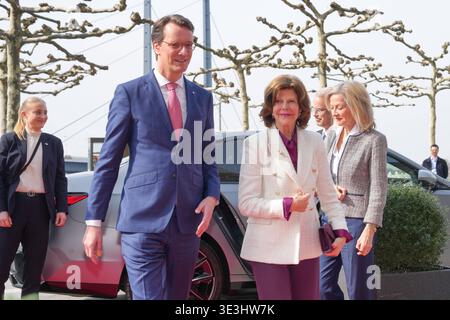 NRW Ministerpraesident Wuest gründet Koenigin Silvia von Schweden NRW Ministerpraesident Hendrik Wuest gemeinsam mit Koenigin Silvia von Schweden und Botschafterin Veronika Wand-Danielsson an der NRW Staatskanzlei in, Düsseldorf, 23.03.2026 Düsseldorf NRW 2026 Stockfoto