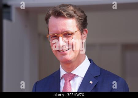 NRW Ministerpraesident Wuest begruesst Koenigin Silvia von Schweden NRW Ministerpraesident Hendrik Wuest im Portrait vor der NRW Staatskanzlei in, Düsseldorf, 23.03.2026 Düsseldorf NRW Deutschland *** NRW Staatsprämienpräsident Wuest begrüßt Königin Silvia von Schweden NRW Staatsprämienpräsident Hendrik Wuest im Portrait vor der NRW Landeskanzlei in Düsseldorf, 23 03 2026 Düsseldorf NRW NRW Deutschland Stockfoto