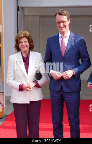 NRW Ministerpraesident Wuest begruesst Koenigin Silvia von Schweden NRW Ministerpraesident Hendrik Wuest gemeinsam mit Koenigin Silvia von Schweden vor der NRW Staatskanzlei in, Düsseldorf, 23.03.2026 Düsseldorf NRW Deutschland *** NRW Staatsprämienpräsident Wuest begrüßt Königin Silvia von Schweden NRW Staatsprämienpräsident Hendrik Wuest zusammen mit Königin Silvia von Schweden vor der NRW Landeskanzlei in Düsseldorf, Düsseldorf, 23 03 2026 Stockfoto