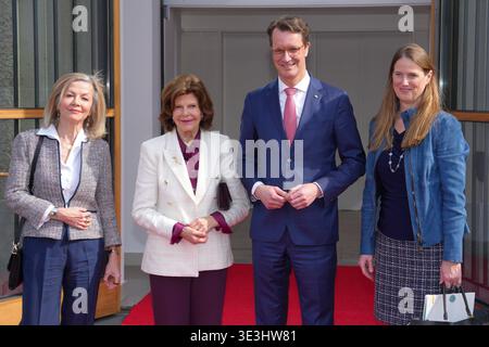 NRW Ministerpraesident Wuest gründet Koenigin Silvia von Schweden NRW Ministerpraesident Hendrik Wuest gemeinsam mit Koenigin Silvia von Schweden, Botschafterin Veronika Wand-Danielsson und einer Dolmetscherin vor der NRW Staatskanzlei in, Düsseldorf, 23.03.2026 Düsseldorf NRW 2026 Stockfoto