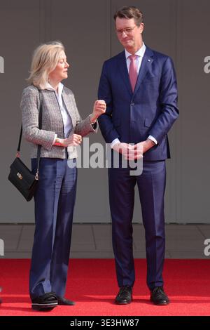 NRW Ministerpraesident Wuest begruesst Koenigin Silvia von Schweden NRW Ministerpraesident Hendrik Wuest gemeinsam mit der schwedischen Botschafterin in Deutschland Veronika Wand-Danielsson vor der NRW Staatskanzlei in, Düsseldorf, 23.03.2026 Düsseldorf NRW Deutschland *** NRW Ministerpräsident Wuest begrüßt Königin Silvia von Schweden NRW Ministerpräsident Hendrik Wuest zusammen mit der schwedischen Botschafterin in Deutschland Veronika Wand Danielsson vor der NRW im NRW NRW NRW, Deutschland, Deutschland, Deutschland, Deutschland, vor der NRW, NRW 2026 Stockfoto