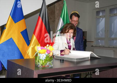 NRW Ministerpraesident Wuest begruesst Koenigin Silvia von Schweden Koenigin Silvia von Schweden traegt sich in das goldene Buch der Staatskanzlei daneben NRW Ministerpraesident Hendrik Wuest Düsseldorf, 23.03.2026 Düsseldorf NRW Deutschland *** NRW 2026 Stockfoto