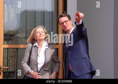 NRW Ministerpraesident Wuest begruesst Koenigin Silvia von Schweden NRW Ministerpraesident Hendrik Wuest gemeinsam mit der schwedischen Botschafterin in Deutschland Veronika Wand-Danielsson zeigt er ihr umliegende Bauarbeiten vor der NRW Staatskanzlei in, Düsseldorf, 23.03.2026 Düsseldorf NRW 23 03 2026 Düsseldorf NRW G Stockfoto