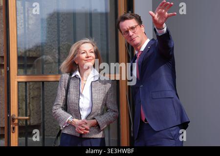 NRW Ministerpraesident Wuest begruesst Koenigin Silvia von Schweden NRW Ministerpraesident Hendrik Wuest gemeinsam mit der schwedischen Botschafterin in Deutschland Veronika Wand-Danielsson zeigt er ihr umliegende Bauarbeiten vor der NRW Staatskanzlei in, Düsseldorf, 23.03.2026 Düsseldorf NRW 23 03 2026 Düsseldorf NRW G Stockfoto