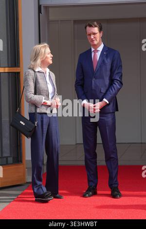 NRW Ministerpraesident Wuest begruesst Koenigin Silvia von Schweden NRW Ministerpraesident Hendrik Wuest gemeinsam mit der schwedischen Botschafterin in Deutschland Veronika Wand-Danielsson vor der NRW Staatskanzlei in, Düsseldorf, 23.03.2026 Düsseldorf NRW Deutschland *** NRW Ministerpräsident Wuest begrüßt Königin Silvia von Schweden NRW Ministerpräsident Hendrik Wuest zusammen mit der schwedischen Botschafterin in Deutschland Veronika Wand Danielsson vor der NRW im NRW NRW NRW, Deutschland, Deutschland, Deutschland, Deutschland, vor der NRW, NRW 2026 Stockfoto