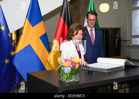 NRW Ministerpraesident Wuest begruesst Koenigin Silvia von Schweden Koenigin Silvia von Schweden traegt sich in das goldene Buch der Staatskanzlei daneben NRW Ministerpraesident Hendrik Wuest Düsseldorf, 23.03.2026 Düsseldorf NRW Deutschland *** NRW 2026 Stockfoto