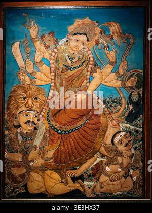 Mehrarmige hinduistische Göttin auf Löwen, die Dämonen in indischer Kunst bekämpfen Stockfoto