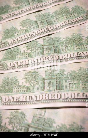 Nahaufnahme internationaler Währungen wie US-Dollar, chinesischer Yuan und brasilianischer Real. Konzept der Weltwirtschaft, Wechselkurse, internationales t Stockfoto