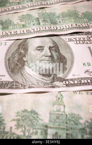 Nahaufnahme internationaler Währungen wie US-Dollar, chinesischer Yuan und brasilianischer Real. Konzept der Weltwirtschaft, Wechselkurse, internationales t Stockfoto
