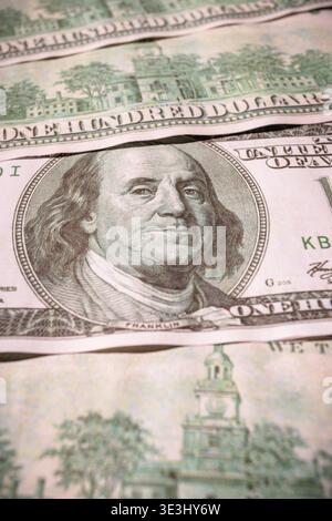 Nahaufnahme internationaler Währungen wie US-Dollar, chinesischer Yuan und brasilianischer Real. Konzept der Weltwirtschaft, Wechselkurse, internationales t Stockfoto