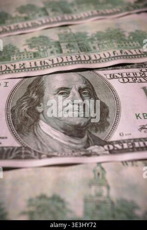 Nahaufnahme internationaler Währungen wie US-Dollar, chinesischer Yuan und brasilianischer Real. Konzept der Weltwirtschaft, Wechselkurse, internationales t Stockfoto