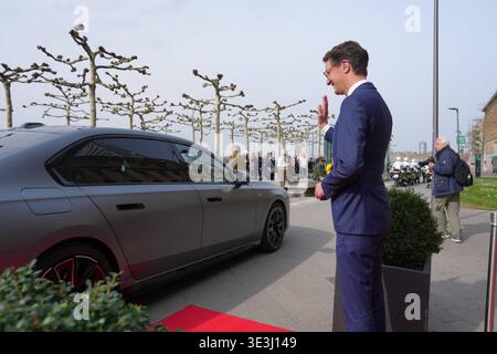 NRW Ministerpraesident Wuest begruesst Koenigin Silvia von Schweden NRW Ministerpraesident Hendrik Wuest verabschiedet Koenigin Silvia von Schweden am Auto nach ihrem Besuch in der NRW Staatskanzlei in, Düsseldorf, 23.03.2026 Düsseldorf NRW Deutschland *** NRW-Staatspräsidentin Wuest begrüßt Königin Silvia von Schweden NRW Staatspräferin Hendrik Wuest verabschiedet sich mit dem Auto von Königin Silvia von Schweden nach ihrem Besuch im NRW-Staatskanzlei von Schweden im NRW-Bundeskanzlei NRW 2026 in Düsseldorf, Düsseldorf, Deutschland Stockfoto