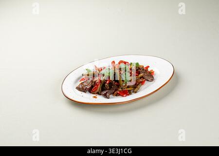 Scharfer Rindersalat mit Kräutern und Chili auf Teller Stockfoto