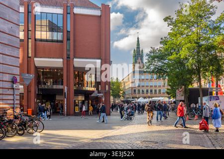 Platz in Münster. Leute, die einen Tag in der Stadt genießen Stockfoto