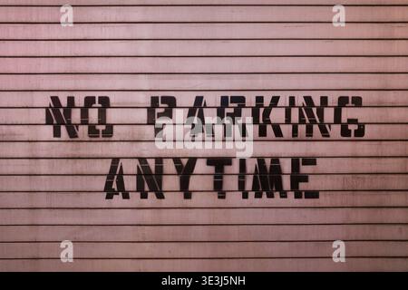 'No Parking Any Time', Schablone auf einer gewellten Metalloberfläche, Manhattan, New York City, 20. März 2026. Stockfoto