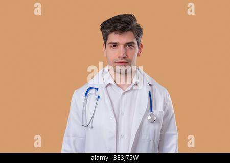 Ein liebevoller, gutaussehender Arzt schaut in die Kamera und hört mit Einfühlungsvermögen und Verständnis zu Stockfoto