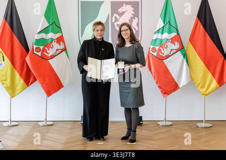 23.03.2026. Düsseldorf. Die stellvertretende NRW-Ministerpräsidentin Mona Neubaur l händigt den Verdienstorden des Landes Nordrhein-Westfalen an 15 Persönlichkeiten aus. Mit dem Landesverdienstorden ehren die Landesregierung traditionell gesellschaftlich besonders engagierte Bürgerinnen und Bürger für ihre herausragenden Verdienste am Gemeinwohl und am Land Nordrhein-Westfalen. Hier rechts: Dr. Cornelia Hillenherms aus Köln Cornelia Hillenherms hat Luft- und Raumfahrttechnik studiert und promoviert. Inzwischen arbeitet sie beim Deutschen Zentrum für Luft- und Raumfahrt e.V. DLR in Köln. Seit VI Stockfoto