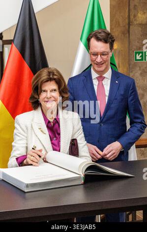 Königin Silvia von Schweden und Hendrik Wüst während des Eintrags in das Goldene Buch in der Staatskanzlei. Düsseldorf, 23. März 2026 Stockfoto
