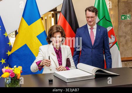 Königin Silvia von Schweden und Hendrik Wüst während des Eintritts in das Goldene Buch in der Staatskanzlei. Düsseldorf, 23.03.2026 Stockfoto