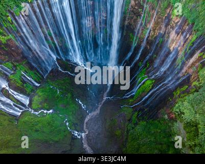 Blick von oben auf den Tumpak Sewu Wasserfall in Malang, Ost-Java, Indonesien Stockfoto