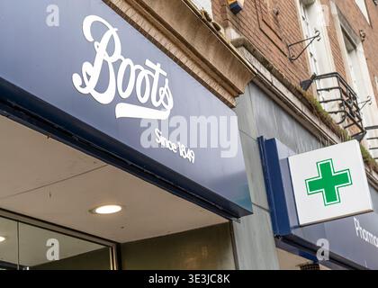 Blick von außen auf die Ladenfront von aBoots in der Hauptstraße in Worcester, Großbritannien. Stockfoto