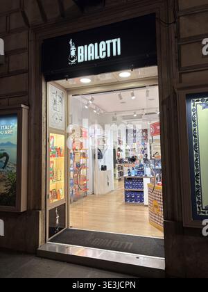 Bialetti Kaffeemaschine, Außenbereich. Italienische Marke, spezialisiert auf Mokatöpfe und Kaffeeausstattung in Rom, Italien bei Nacht. Stockfoto