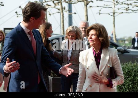 Hendrik WUEST, Wüst, CDU, Ministerpraesident des Landes Nordrhein-Westfalen, begruesst Koenigin SILVIA von SCHWEDEN, in der Staatskanzleir in Düsseldorf am 23.03.2026 *** Hendrik WUEST, Wüst, CDU, Ministerpräsident von Nordrhein-Westfalen, begrüßt Königin SILVIA von SCHWEDEN am 23. 03 2026 im Staatskanzleramt in Düsseldorf Stockfoto
