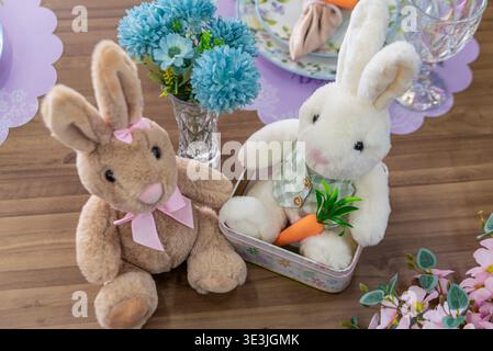 Osterhase in floraler Festszene Stockfoto