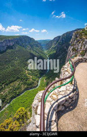 Aussichtspunkt der Verdon-Schlucht bietet einen dramatischen Blick auf den sich windenden Fluss und den steilen Canyon aus der Luft Stockfoto