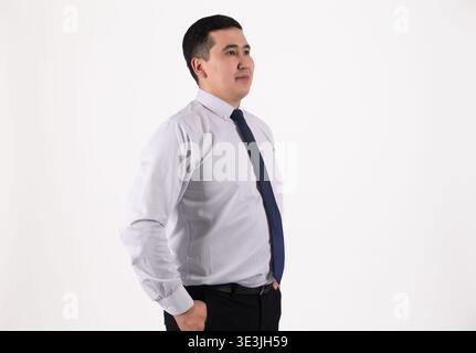 Professioneller Mann in weißem Hemd, der wegschaut Stockfoto