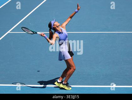 Die britische Tennisspielerin Emma Raducanu spielt bei den Australian Open 2026 in Melbourne Park, Melbourne, Victoria, Australien. Stockfoto