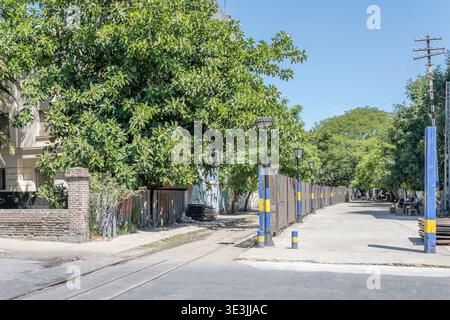 Stadtbild mit Eisenbahngleisen im Viertel La Boca in argentinischer Hauptstadt, aufgenommen im hellen Sommerlicht in Buenos Aires, Argentinien Stockfoto