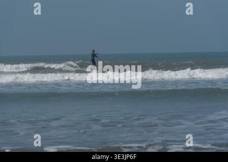 Man Surfing, Cornwall, Großbritannien Stockfoto