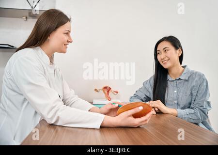 Nachwuchsärztliche Beratung mit Ostasienpatienten in der Klinik Stockfoto