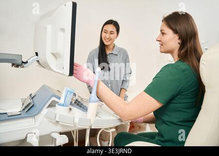 Zwei Frauen, die tagsüber im medizinischen Untersuchungsraum interagieren Stockfoto