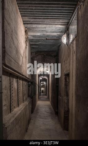 Unterirdischer Tunnel in einem historischen Bunkergebäude Stockfoto