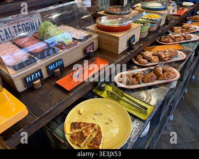 Das Frühstücksbuffet des Hotels in Rom, Italien, bietet Aufschnitt, Croissants und Quiche-Scheiben zur Auswahl. Stockfoto