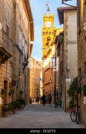 Pienza, Italien - 6. November 2022: Fußgänger, die den Corso Il Rossellino in Pienza, Toskana, entlang laufen. Stockfoto