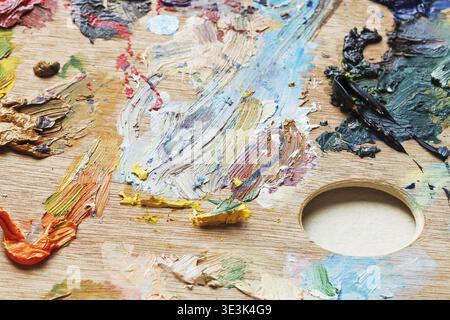 Ölpinselstriche auf künstlerischer Holzpalette, Nahaufnahme Stockfoto