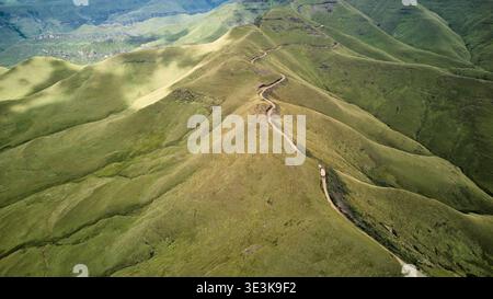 Serene Mountain Trail. Remote Ridge Line Mit Atemberaubender Aussicht Und Rauem Gelände Für Entdecker Stockfoto