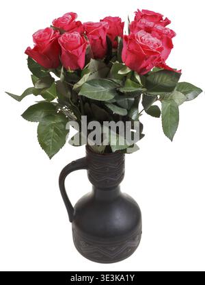 Strauß roter Rosen in einem schwarzen Keramikkrug einzeln auf weißem Hintergrund Stockfoto