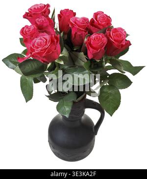 Strauß roter Rosen in einem schwarzen Keramikkrug einzeln auf weißem Hintergrund Stockfoto