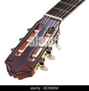 Nahaufnahme klassischer Gitarrenkopfstöcke vor weißem Hintergrund Stockfoto