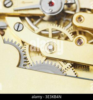 Messinggetriebe, mechanisches Uhrwerk im Retro-Stil, Nahaufnahme Stockfoto